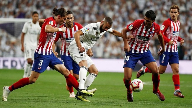 Duel Real Madrid vs Atletico Madrid berakhir imbang tanpa gol di babak pertama dalam lanjutan La Liga Spanyol di Santiago Bernabeu, Sabtu (29/9).