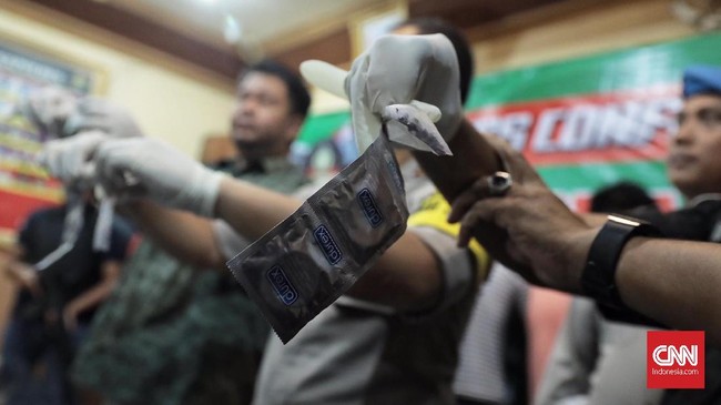 Polisi mengejar pemasok narkotik saat pesta gay di Sunter Agung, Minggu (30/9). Polisi mengklaim telah mengantongi identitas pemasok narkotik tersebut.