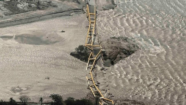 PT PLN (Persero) mengirimkan delapan genset sebagai solusi jangka pendek untuk mengatasi kekurangan listrik korban gempa dan tsunami Donggala dan Palu.