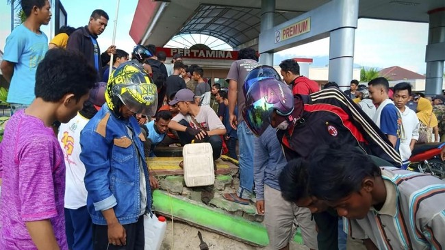 FOTO : Berjibaku Korban Gempa Palu demi BBM