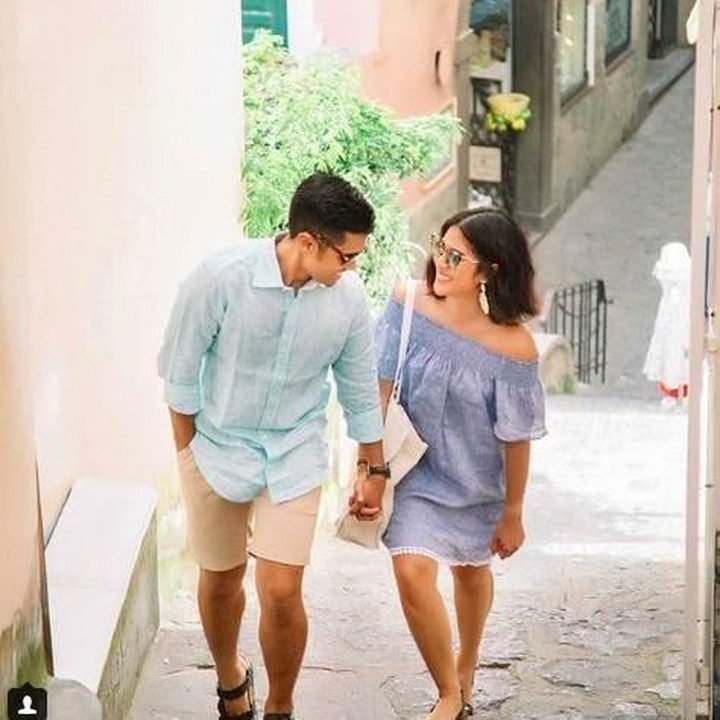 <p>Dian bergandengan tangan sambil bertatap-tatapan dengan suaminya saat sedang berlibur. Jangan iri ya, Bun, he-he-he. (Foto: Instagram @therealdisastr)<br /><br /></p>
