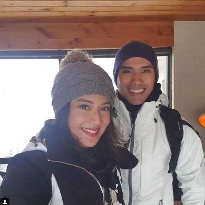 <p> Dian Sastrowardoyo wefie berdua dengan suaminya Maulana Indraguna saat berlibur. Sepertinya sedang musim salju. Brrrr! (Foto: Instagram @therealdisastr)<br /><br /></p>