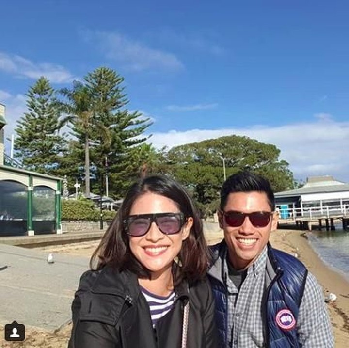 <p> Cheese! Berfoto di tepi pantai. (Foto: Instagram @therealdisastr)<br /><br /></p>