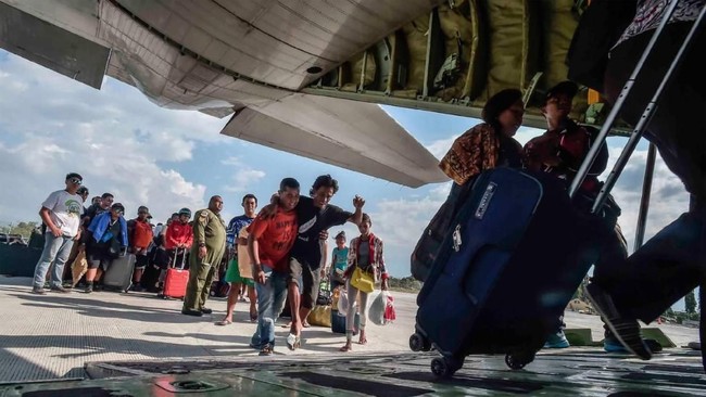 Sebanyak 75 ribu orang telah meninggalkan Palu, Sigi, dan Donggala usai gempa bumi mengguncang wilayah mereka. TNI berharap tak ada lagi eksodus warga.