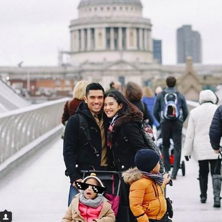<p>Walau sedang pergi dengan si kecil, pasangan ini tetap mesra lho. (Foto: Instagram @therealdisastr)</p>