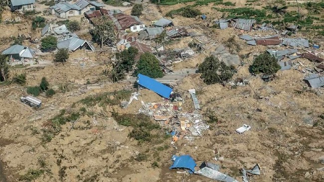 BNPB menjelaskan bahwa proses likuifaksilah yang menyebabkan munculnya fenomena rumah dan BTS yang berjalan pascagempa Donggala-Palu.