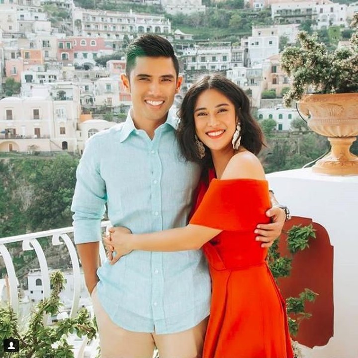<p> Aih, so sweet banget sih Dian Sastrowardoyo dan Indra. (Foto: Instagram @therealdisastr)<br /><br /></p>