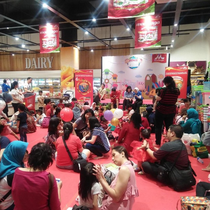 <p>Begini keseruan ketika para orang tua dan si kecil ikutan lomba. <br /><br /><br /></p>