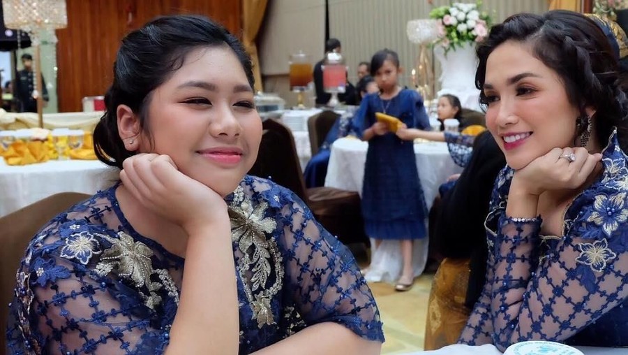 Menyimak lagi kisah lima seleb yang memutuskan untuk mengadopsi anak sebelum menikah.