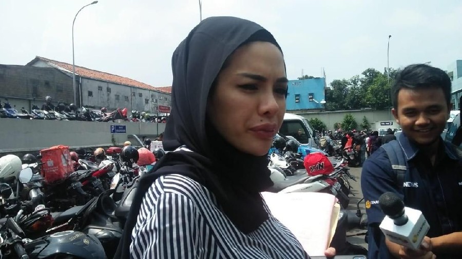 Beberapa waktu lalu Nikita Mirzani sempat diisukan hamil. Kini kabar itu kembali berhembus. Lalu apa tanggapan Nikita mengenai hal it ?