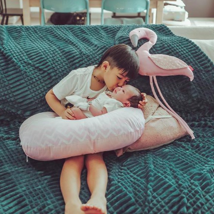 <p>Kecup sayang kakak Ryshaka untuk Adik Sea. (Foto: Instagram/ @tail_wagging)</p>