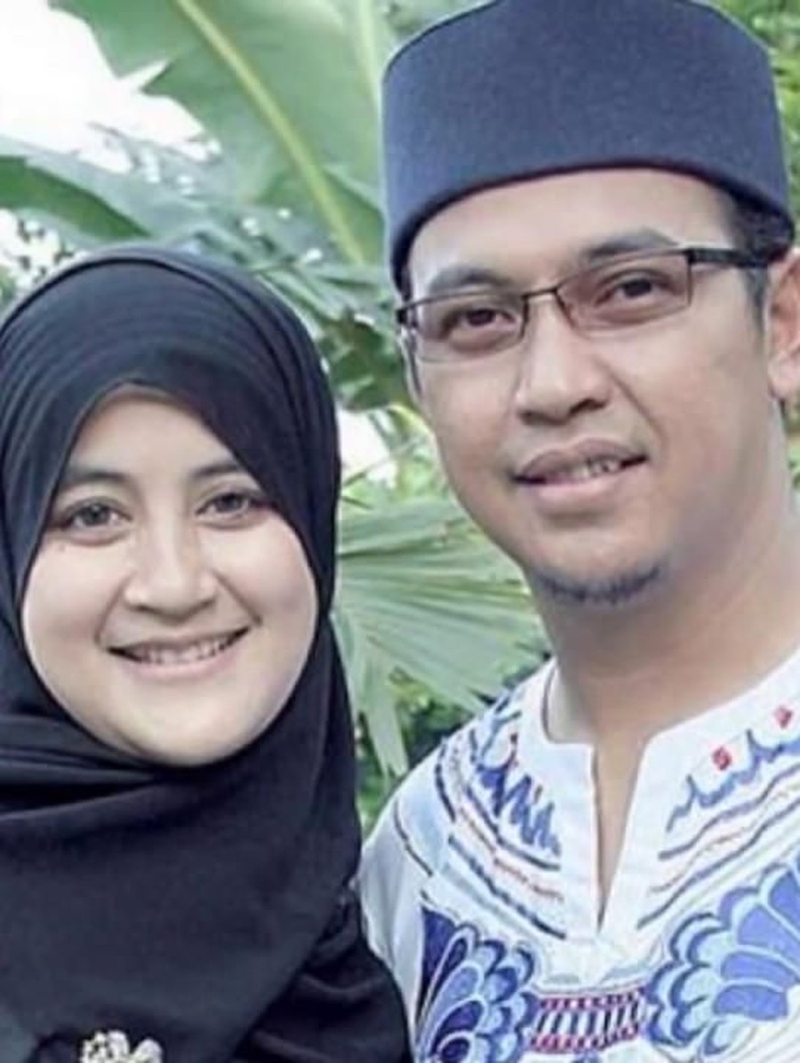 3. Pipik Dian Irawati Melihat kisah empat selebriti cantik yang jatuh ke pelukan Ustaz.