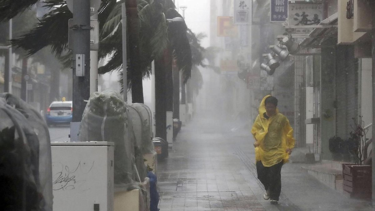 FOTO: Topan Trami Jepang Sebabkan 2 Tewas, Ratusan Luka
