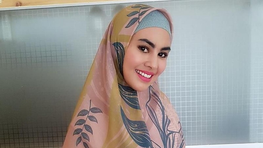 Melihat kisah empat selebriti cantik yang jatuh ke pelukan Ustaz.