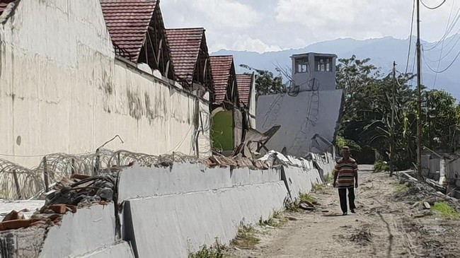 Sekitar 1.425 warga Lapas di Donggala dan Palu kabur usai gempa dan tsunami. Mereka terdiri dari napi kriminal pidana umum hingga kasus korupsi.