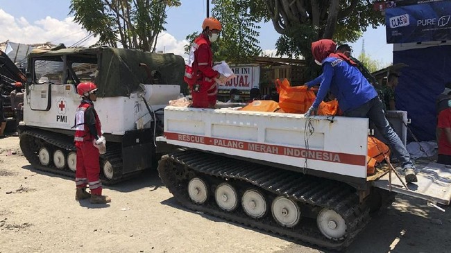 PMI Kota Makassar mengirim seratus kantong darah dan empat tenaga pelayanan transfusi darah untuk membantu kebutuhan medis di Palu pascagempa dan tsunami.