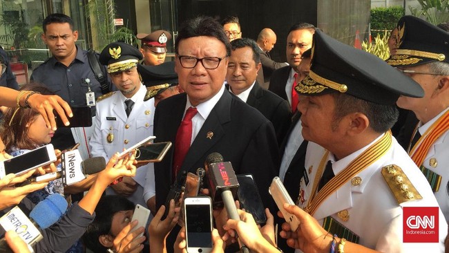 Gubernur, bupati, dan wali kota memang merupakan kader parpol yang memiliki kepentingan tertentu, akan tetapi Kemendagri wajib mengawasi dan membina mereka.