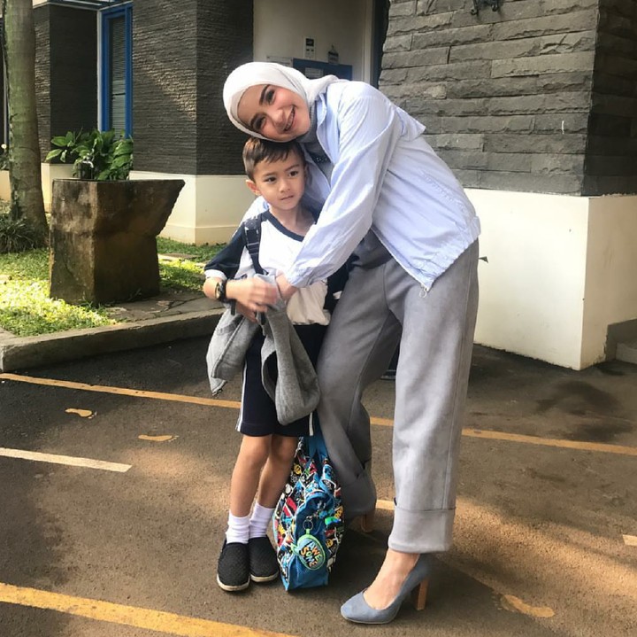 <p>Sudah besar, Keefe mulai malu-malu kalau dipeluk Bunda Tasya. (Foto: Instagram/keefebazli)</p>