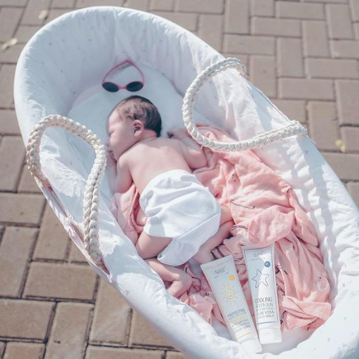 <p>Berjemur di boks dengan 'posisi wenak' alias pewe nih. Hi-hi-hi. (Foto: Instagram/ @mrssharena)  </p>
