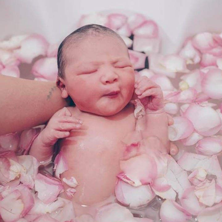 <p>Melihat Baby Sea mandi kayak gini segar banget ya, Bun. (Foto: Instagram/ @mrssharena)  </p>