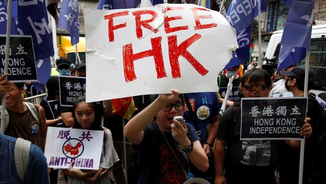 Ribuan orang pro demokrasi berunjuk rasa terhadap kebijakan Beijing yang melakukan pelarangan parpol di Hong Kong.