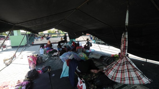 Sejumlah korban gempa dan tsunami yang mengungsi di Lapangan Vatulemo depan kantor Wali Kota Palu membutuhkan air minum, obat-obatan dan fasilitas MCK.