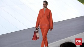 Hermes Pamerkan Koleksi Musim Semi dari Bandara Paris
