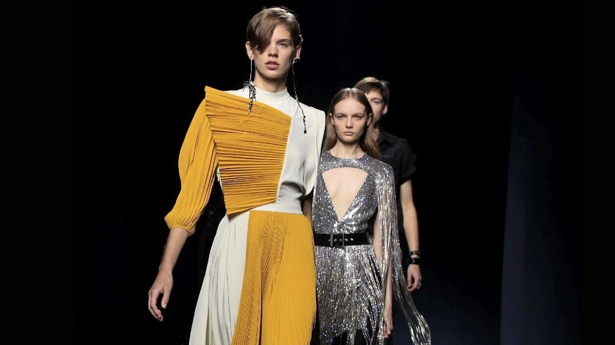 FOTO: 'Peleburan' Pria dan Wanita Gaya Givenchy