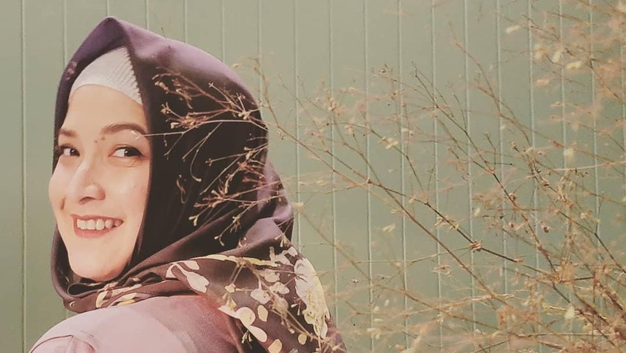 1. Andhara Early Dulu dikenal seksi, Nikita Mirzani dan lima artis di bawah ini sekarang cantik berhijab.
