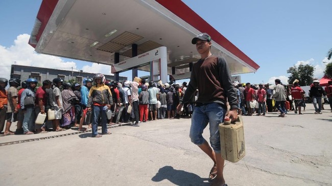 PT Pertamina (Persero) memasok BBM jenis Premium dari Kabupaten Tolitoli ke Donggala bagian Utara. Pasalnya, jalur transportasi darat belum pulih pascagempa.