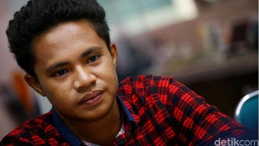 49 Hari Tersesat di Laut, Aldi Novel Mengaku Trauma Aldi Novel Adilang jadi viral karena kisahnya yang tersesat di laut lepas selama 49 hari di atas sebuah kapal rakit. Lalu apakah ia trauma atas kejadian ini ?