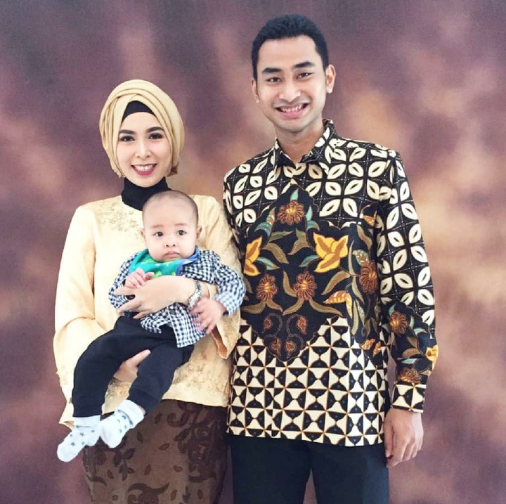<p>Ayah Bundanya senyum, Rasyidnya meleng nih. He-he-he. (Foto: Instagram/annisanurramadhani)</p>