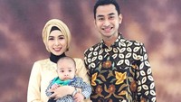 <p>Ayah Bundanya senyum, Rasyidnya meleng nih. He-he-he. (Foto: Instagram/annisanurramadhani)</p>