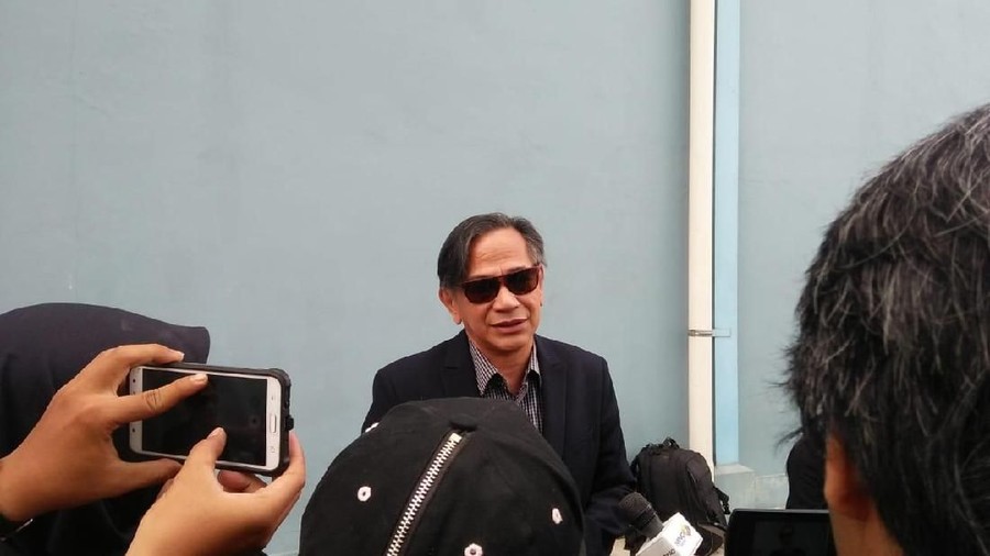 Aktor Ray Sahetapy, menceritakan kisah sedihnya ketika keluarga menjadi korban dari gempa Palu yang terjadi pada Jumat (28/9).