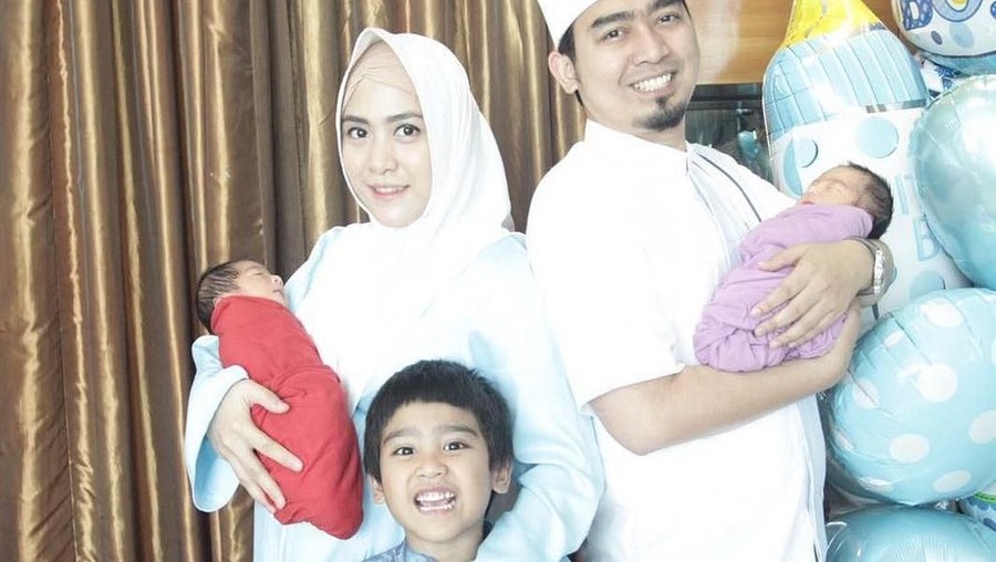 1. April Jasmine Melihat kisah empat selebriti cantik yang jatuh ke pelukan Ustaz.