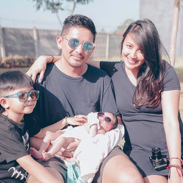 <p>Aih, kecil-kecil Baby Sea udah jago bergaya pakai kacamata hitam nih. (Foto: Instagram/ @mrssharena)  </p>