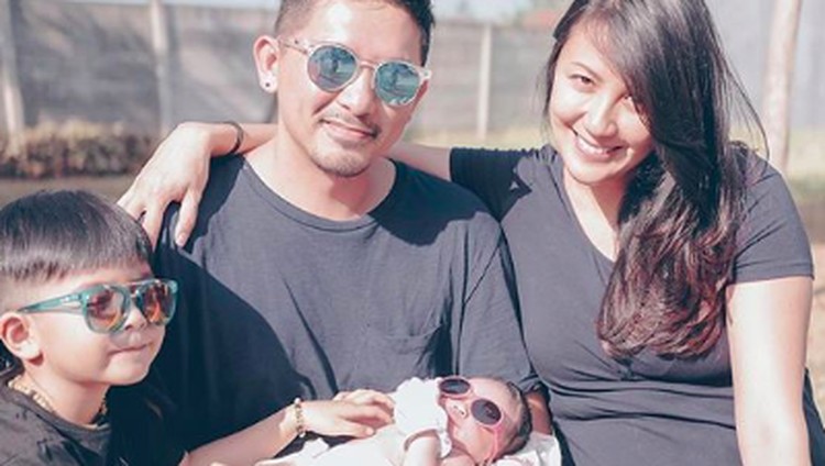 Sharena Pilih di Rumah Saat Libur Natal dan Tahun Baru Sharena dan keluarga kecilnya memilih habiskan waktu di rumah, saat liburan Natal dan Tahun Baru. Hmmm, apa ya alasannya?