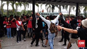 Hujan Deras, Suporter Timnas Indonesia U-16 Banjiri Stadion