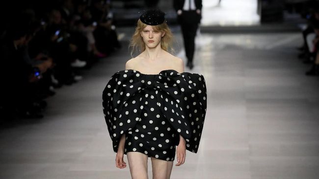 Di Paris Fashion Week 2018, koleksi Hedi Slimane sang direktur kreatif baru Celine jadi sorotan. Ada banyak harapan dan antusias dari koleksi perdana ini.