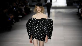 Sequin dan Puff, Sentuhan Perdana Hedi Slimane untuk Celine