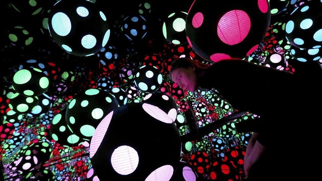 FOTO: Bulat-bulat Cahaya Yayoi Kusama di London