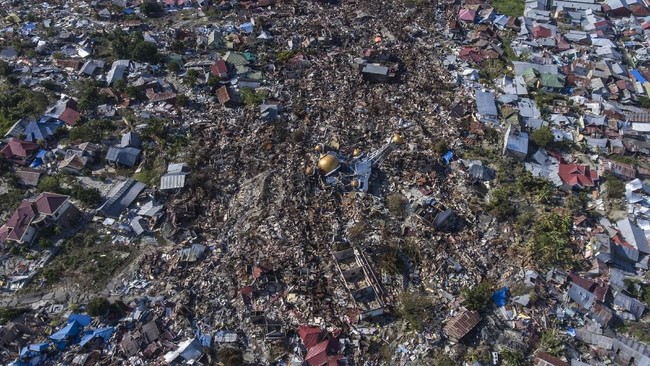 Wapres JK menegaskan penanggulangan bencana gempa dan tsunami di Sulawesi Tengah terkesan lambat karena harus memulihkan jaringan listrik dan komunikasi pula.