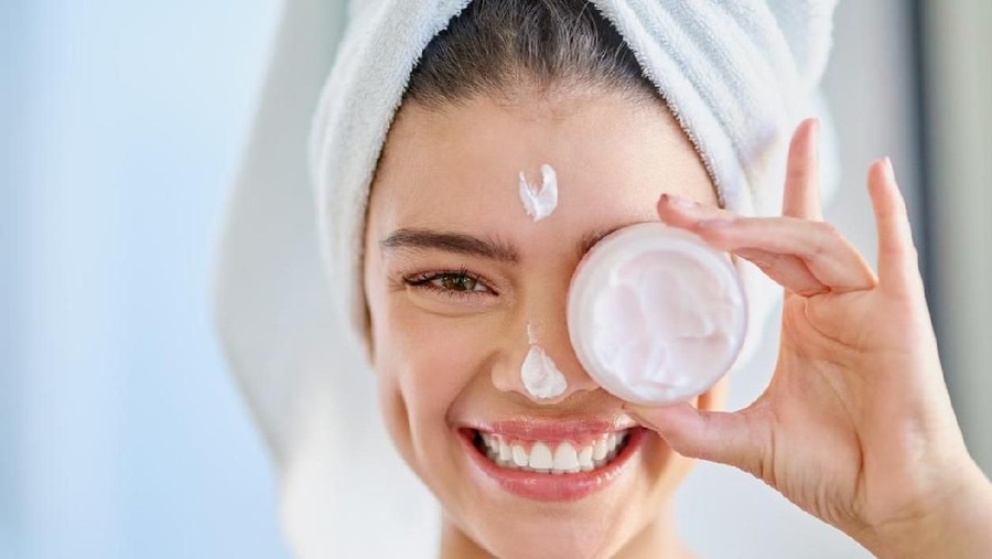 ilustrasi wanita pakai skin care