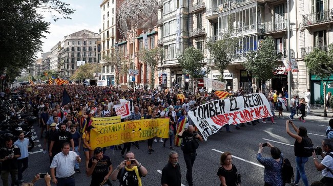Sejumlah pegiat yang mendukung pemisahan Catalonia dari Spanyol memblokir beberapa ruas jalan, sebagai bentuk protes atas persidangan para pemimpin separatis.