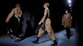 FOTO: 'Peleburan' Pria dan Wanita Gaya Givenchy