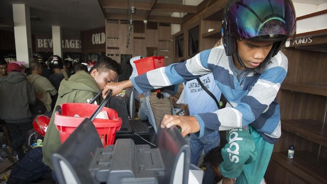 Aksi penjarahan tersebar di lima lokasi berbeda yakni Mal Tatura, ATM Center di Peubungo, gudang PT Adira Finance, Grand Mall, dan butik Anjungan Nusantara.