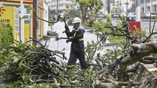 FOTO: Topan Trami Jepang Sebabkan 2 Tewas, Ratusan Luka