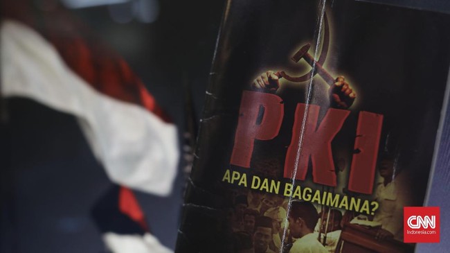 LES (55) ditangkap pada  pada Jumat (5/7) di Jakarta Selatan karena diduga menyebar hoaks soal peresmian keberadaan PKI di Indonesia oleh Istana.