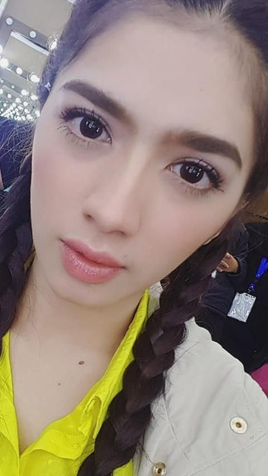Rambut dikepang dua Dikabarkan menikah lagi, yuk intip lima potret cantik Angel Karamoy pasca resmi menjanda.