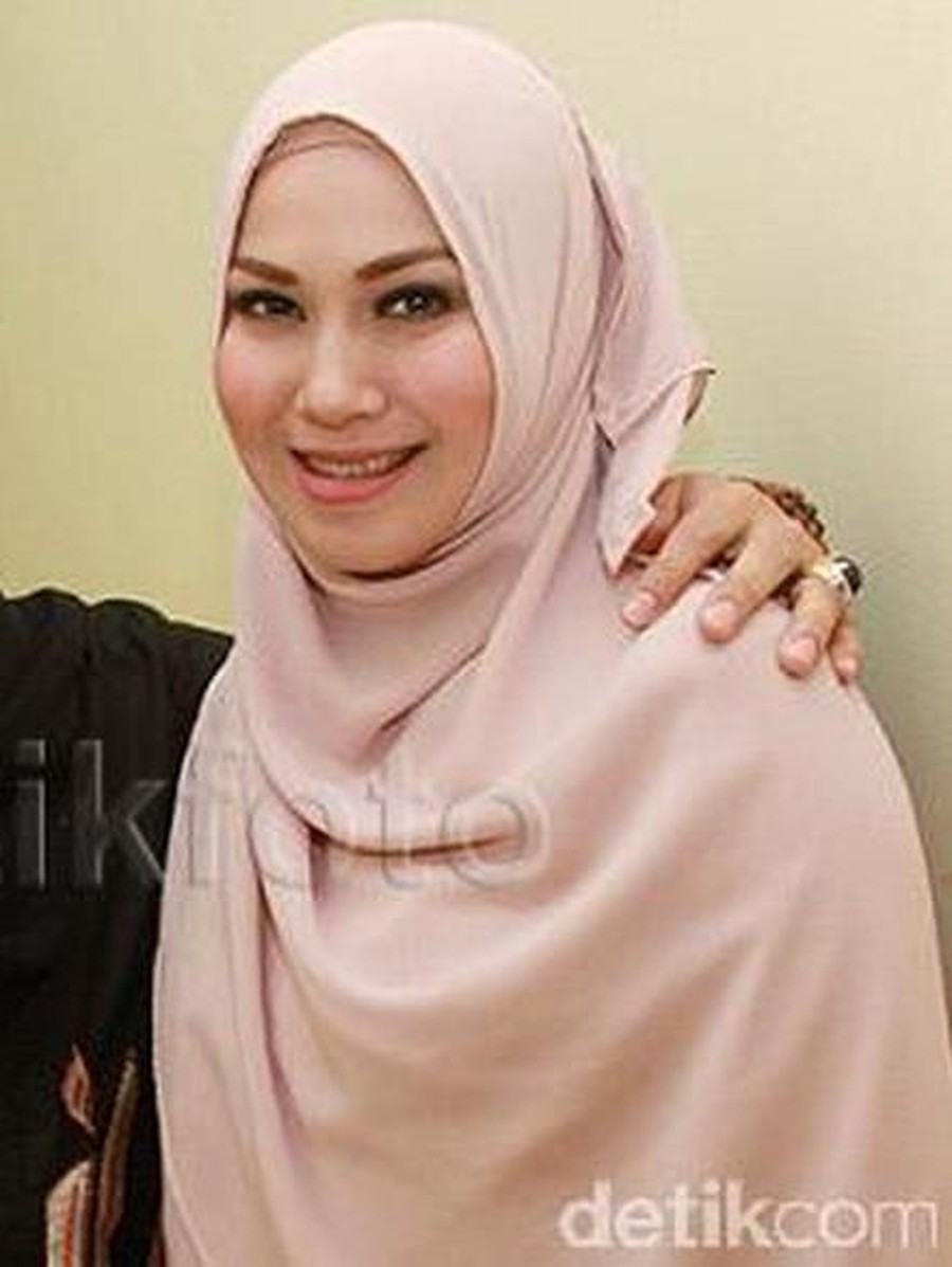 2. Puput Melati Melihat kisah empat selebriti cantik yang jatuh ke pelukan Ustaz.